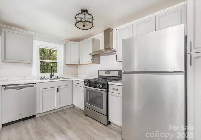 Kitchen - 123 Lincoln St