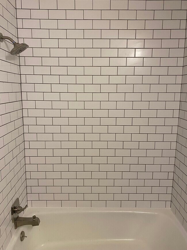 Fully renovated bathroom - 4425 Westlawn Dr