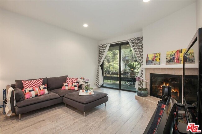 Foto del edificio - 8675 Falmouth Ave