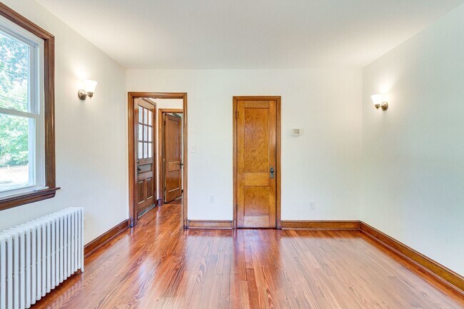 Foto del edificio - Charming 3bd/ 2ba Cape Cod w/ backyard woo...