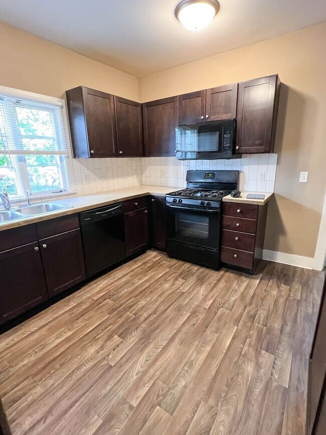 1247 Sherman St SE Unit 1247 Sherman SE, Grand Rapids, MI 49506 Room