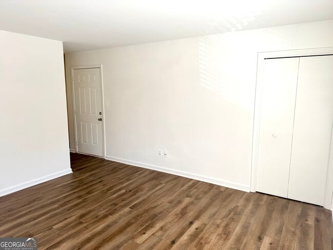 Foto del edificio - 111 W Burke St