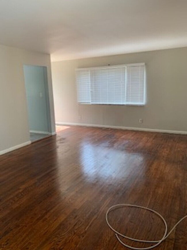 Foto del edificio - Three Bedroom Home Located Near Burdsal Pkwy and Riverside Dr