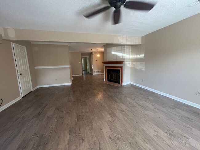 Foto del edificio - 3BR/3 full bath townhome! Over 1800 sq ft!...