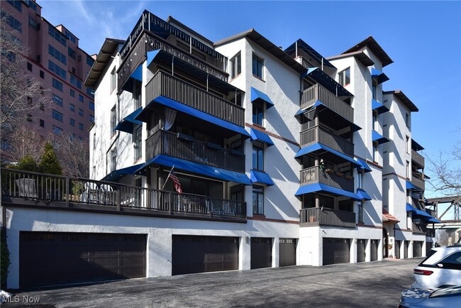 Foto del edificio - 19000 Lake Rd