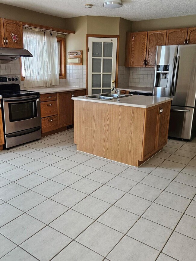 Building Photo - 3 Bed 2 Bath Unit in Calgary, AB