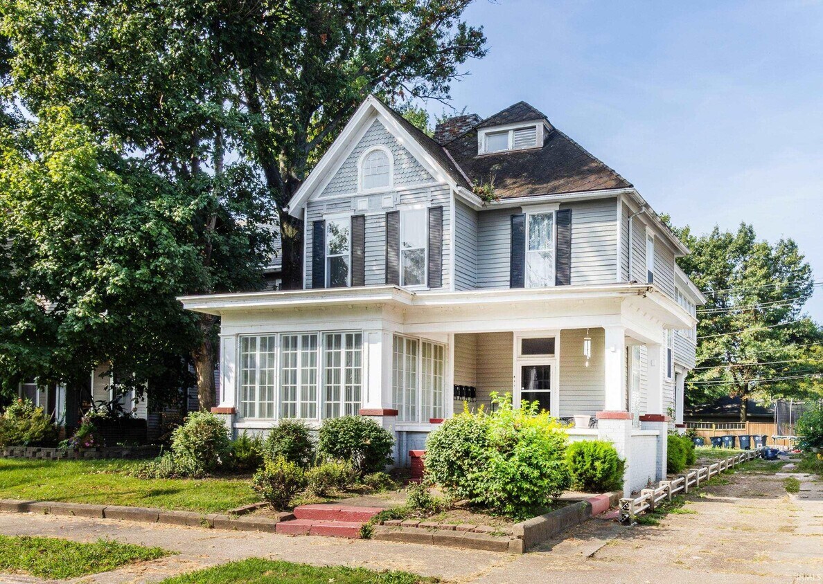 Foto principal - 817 SE Riverside Dr