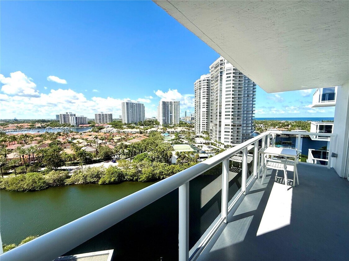 Foto principal - 20505 E Country Club Dr