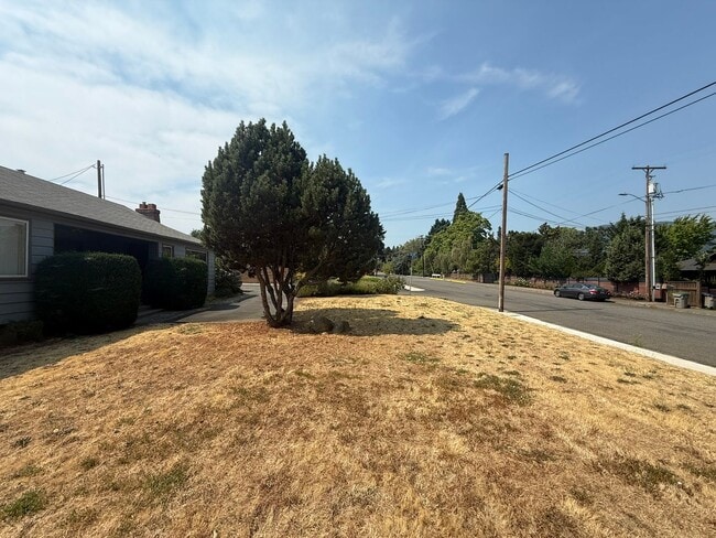 Building Photo - 2 Bedroom Home for Rent in Hood River
