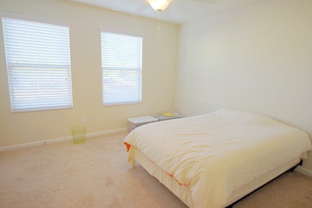 Building Photo - 2 Bedroom, 2.5 Bath Townhome in Thompson R...