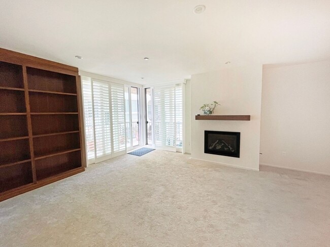 Building Photo - 2 Bed, 2 Bath Condo on the Esplanade