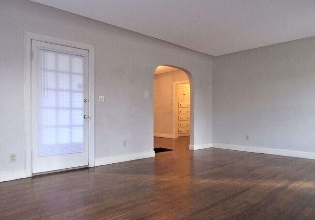 Building Photo - Large 2 Bedroom Duplex minutes from the Pl...
