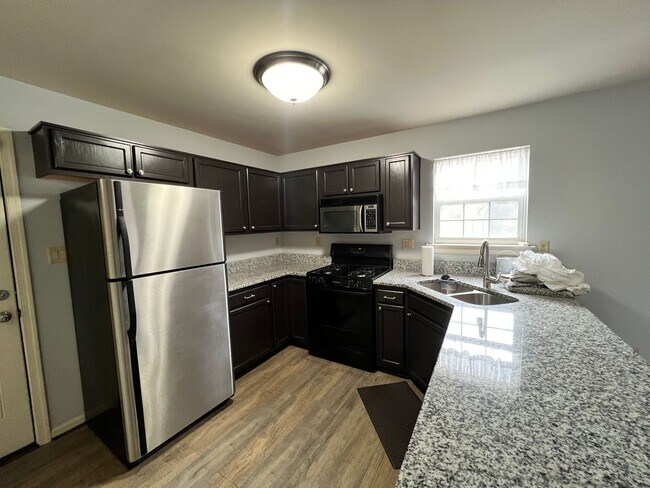 Foto del edificio - Freshly Painted 3 Bed 2.5 Bath Home in Eas...