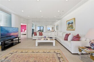 Building Photo - 8665 Bay Colony Dr