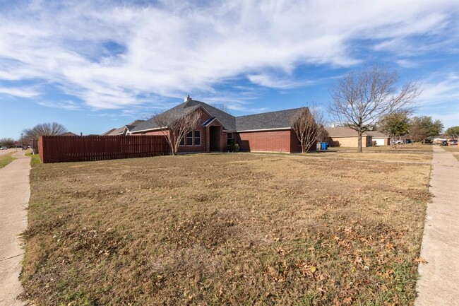 Building Photo - 120 Clear Creek Dr