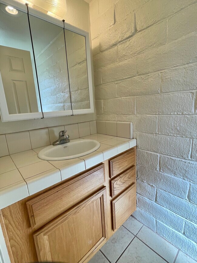 Downstairs Half Bath - 451 Dela Vina Ave