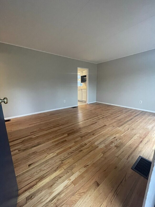 Foto del edificio - Three Bedroom One and a Half Bath in Lesli...