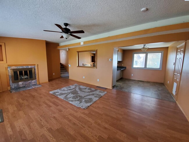 Foto del edificio - Tri-Level Kennewick Home with Dual Fireplaces