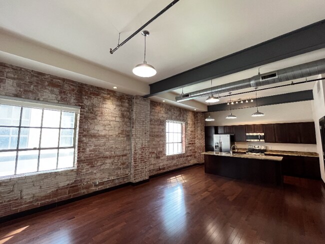 Building Photo - 107 N Detroit Ave