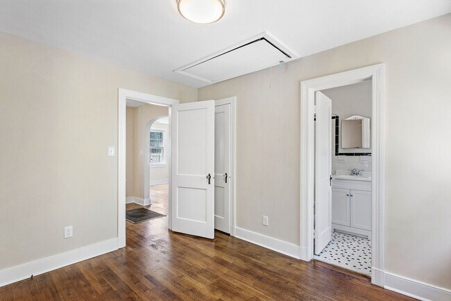 Building Photo - ADORABLE RENOVATED BUNGALOW IN SANDSTON
