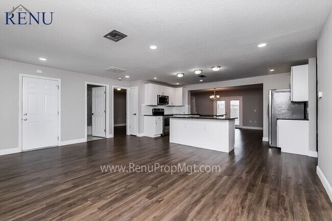 Building Photo - Available Now! 4 Beds & 2 Baths!