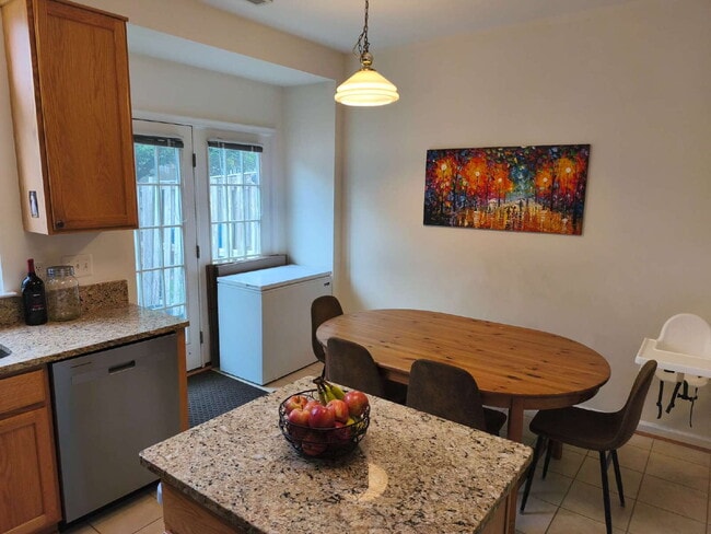 Building Photo - Well-Kept Ashburn Village Townhouse with T...
