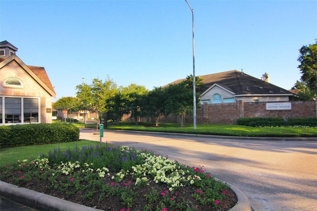 Primary Photo - 1215 Campton Ct