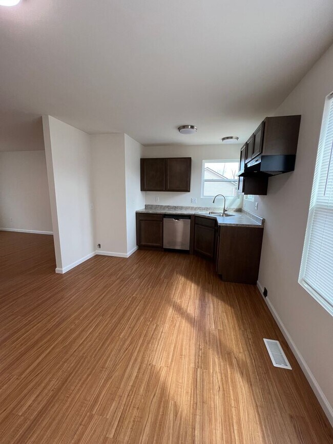 Building Photo - BRAND-NEW 4-beds/2-baths house near I-44