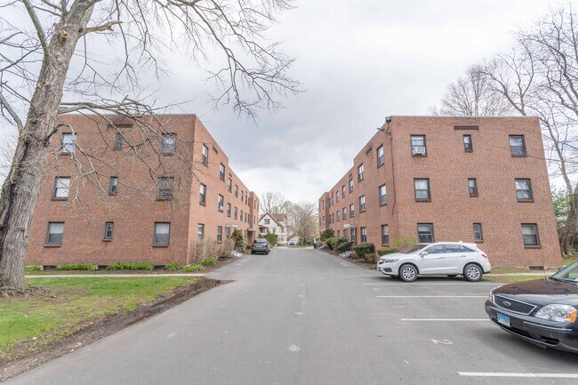 Foto del edificio - 235 Quaker Ln S