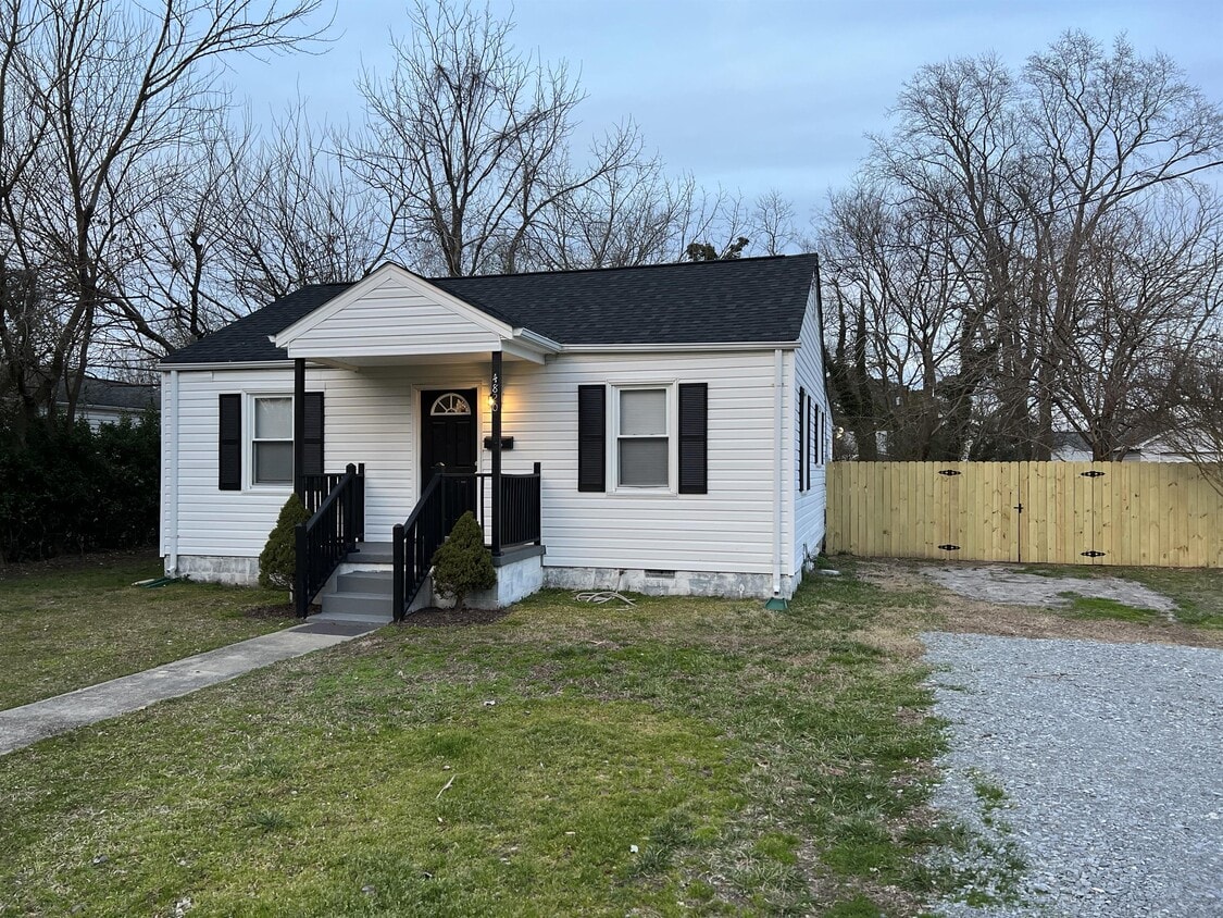 Primary Photo - 4820 S Oliver Dr