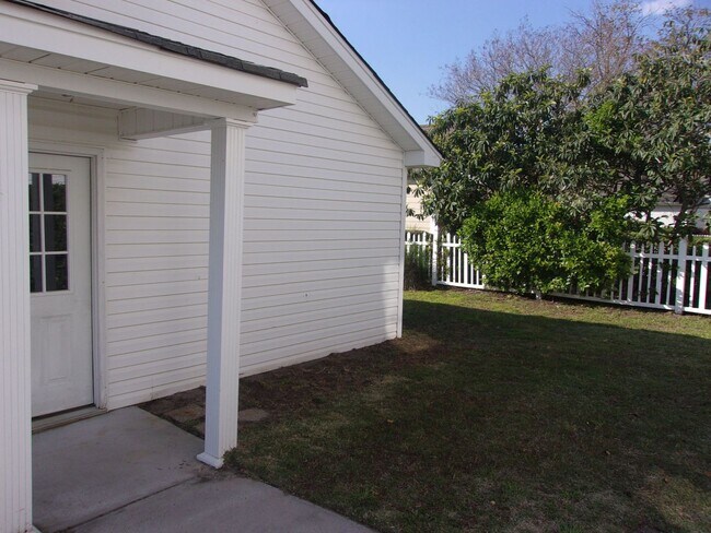 Foto del edificio - 3 Bedroom / 2.5 Bathroom with 2 car garage...