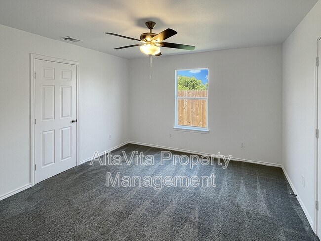 Foto del edificio - 437 S Cleburne Whitney Rd