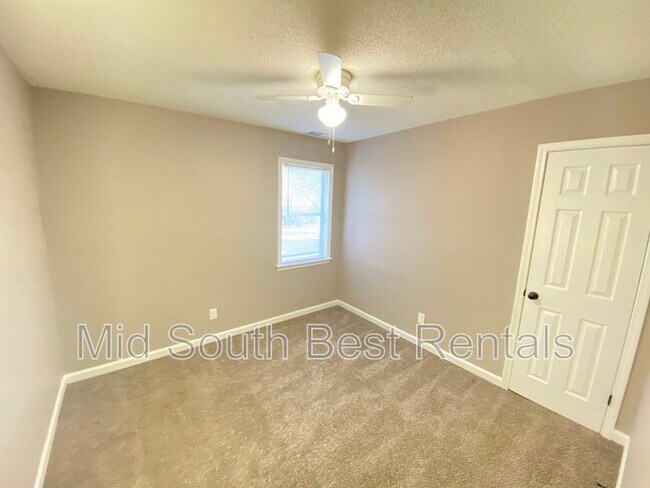 Building Photo - 1592 Hugenot St