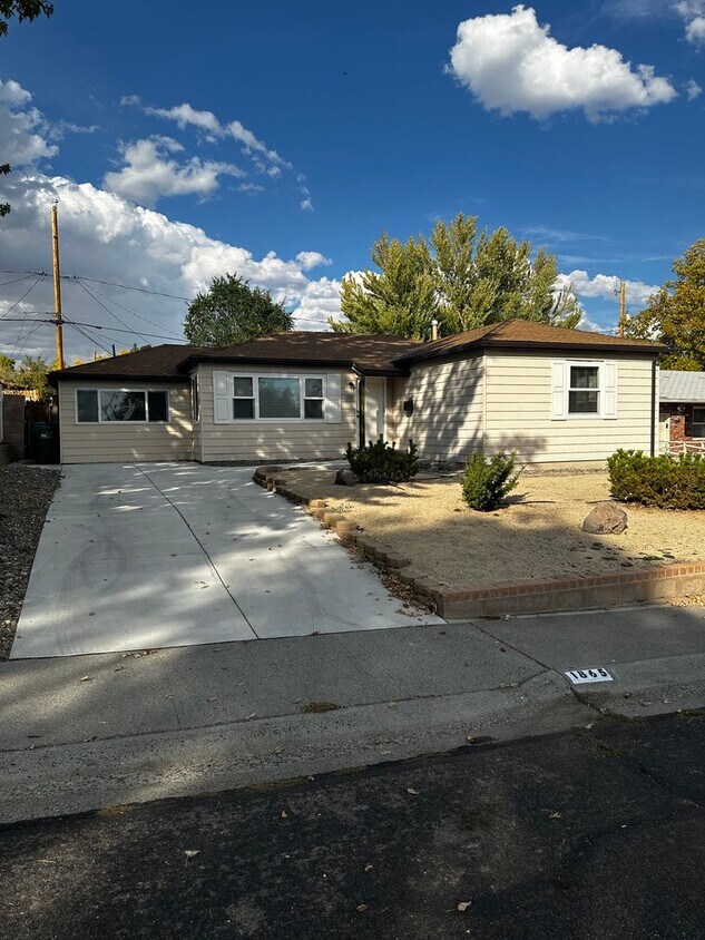 Primary Photo - Beautiful 4 Bedroom house w/Hardwood Floor...