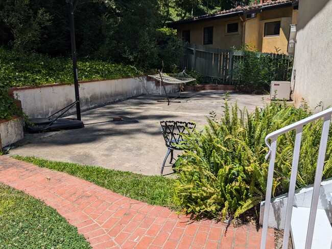Building Photo - 2077 Mandeville Canyon Rd