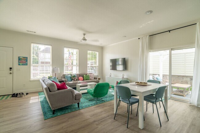 Foto del edificio - Beautiful 4 bedroom, 3.5 bathroom home in ...
