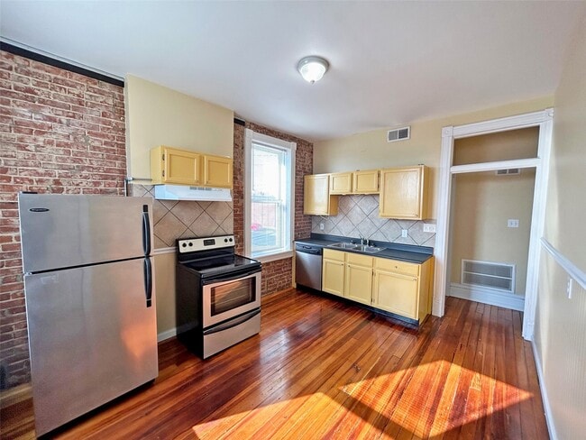 Building Photo - 4658-4660 Tyrolean Ave