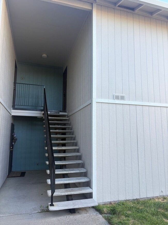 Building Photo - 400 S Saliman Rd