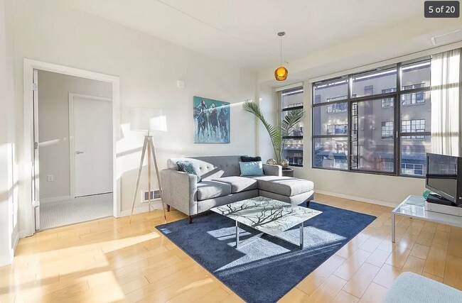 Building Photo - 288 3rd St