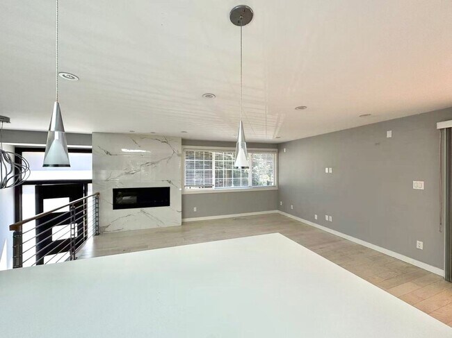 Foto del edificio - Modern Split-Level Home in Lake Hills for ...