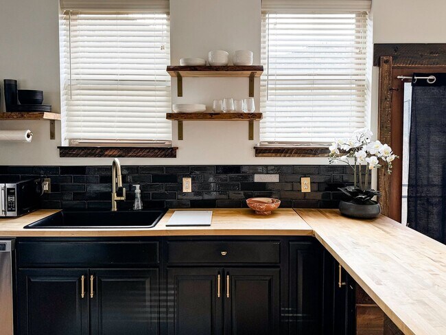 Foto del edificio - Modern 1 Bedroom, 1 Bathroom Home in East Missoula – Fully Furnished!