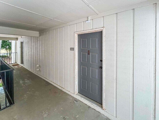 Building Photo - Charming 1 BR/1 BA Condo in Gated Sandy Sp...