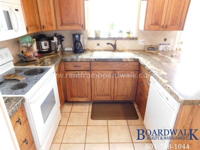 Foto del edificio - Amazing 3 Bedroom home with large maintain...