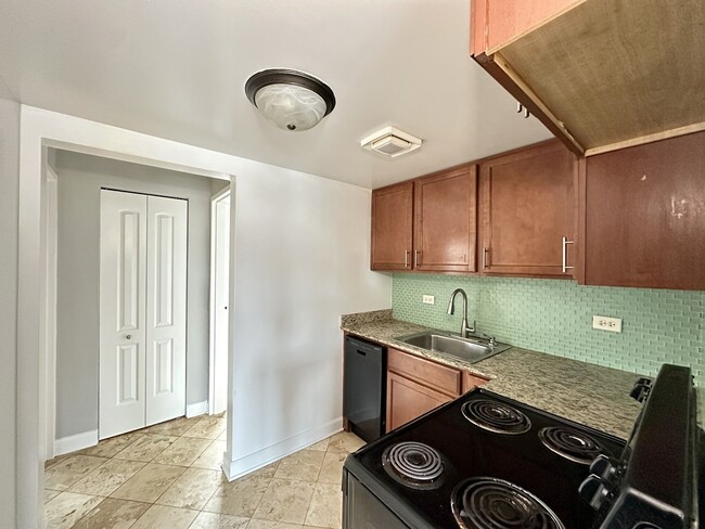 Foto del edificio - 7628 N Milwaukee Ave