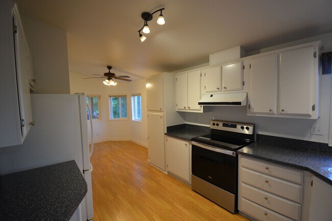 Building Photo - Immaculate 3 Bedroom Home