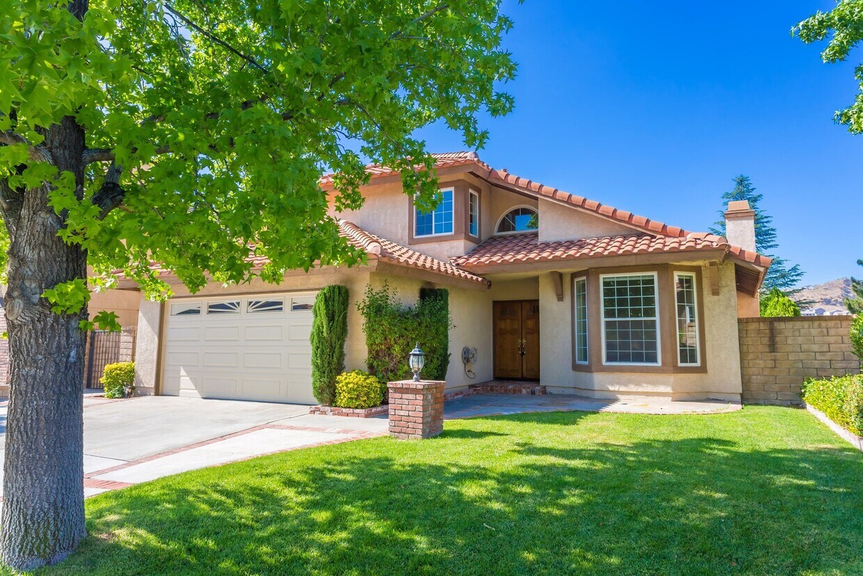 Foto principal - 3-Bedroom Home with Sunroom, Views, and Gardener Service in Saugus!