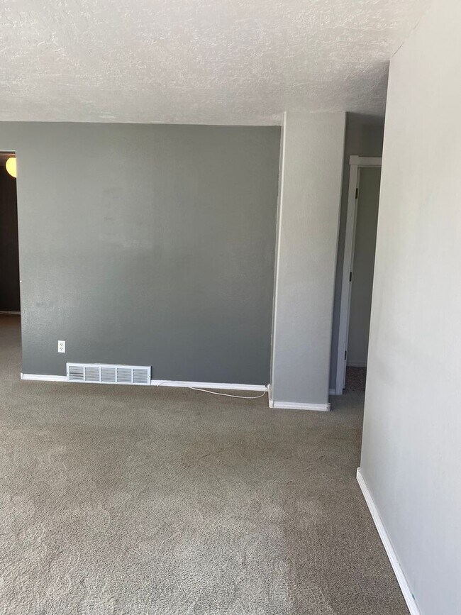Foto del edificio - SUPER CUTE 3 bed 2 bath HOME JUST SOUTH OF...