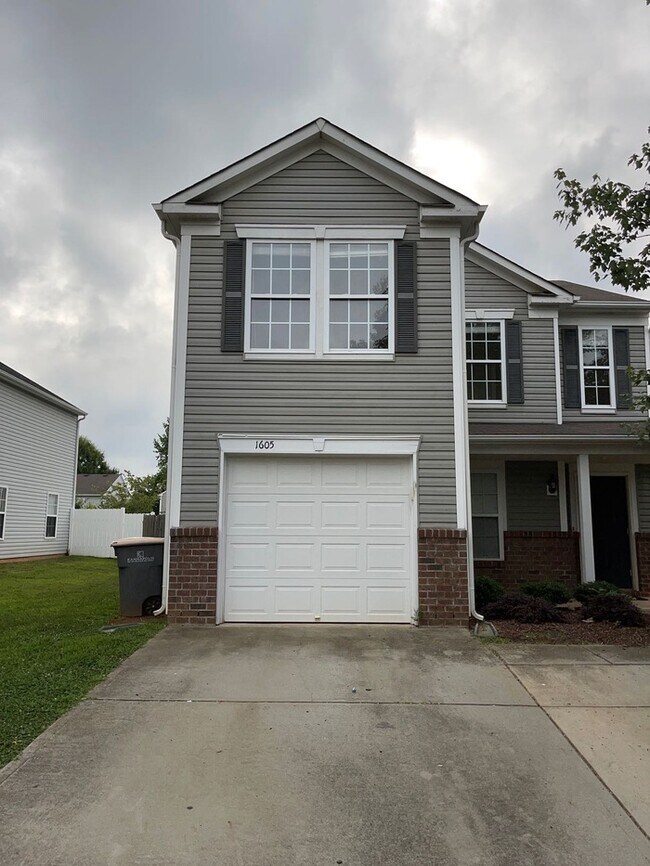 Foto del edificio - 1605 Matthew Allen Cir