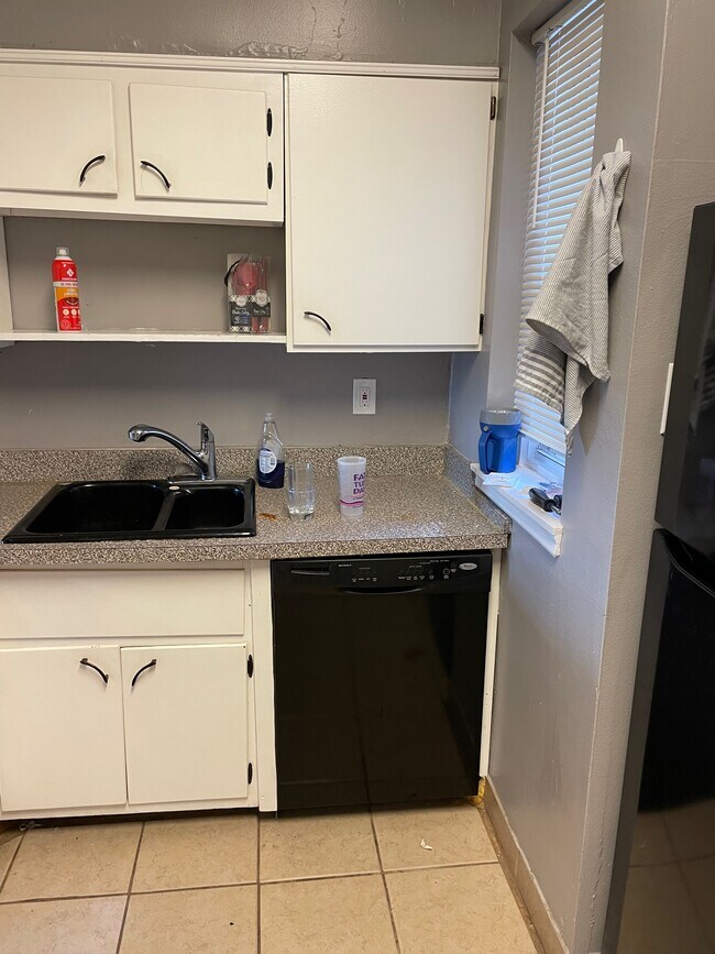 Kitchen - 2116 N Wanamaker St