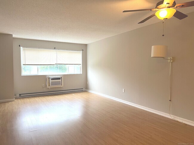 Foto del edificio - 505 Harwinton Ave